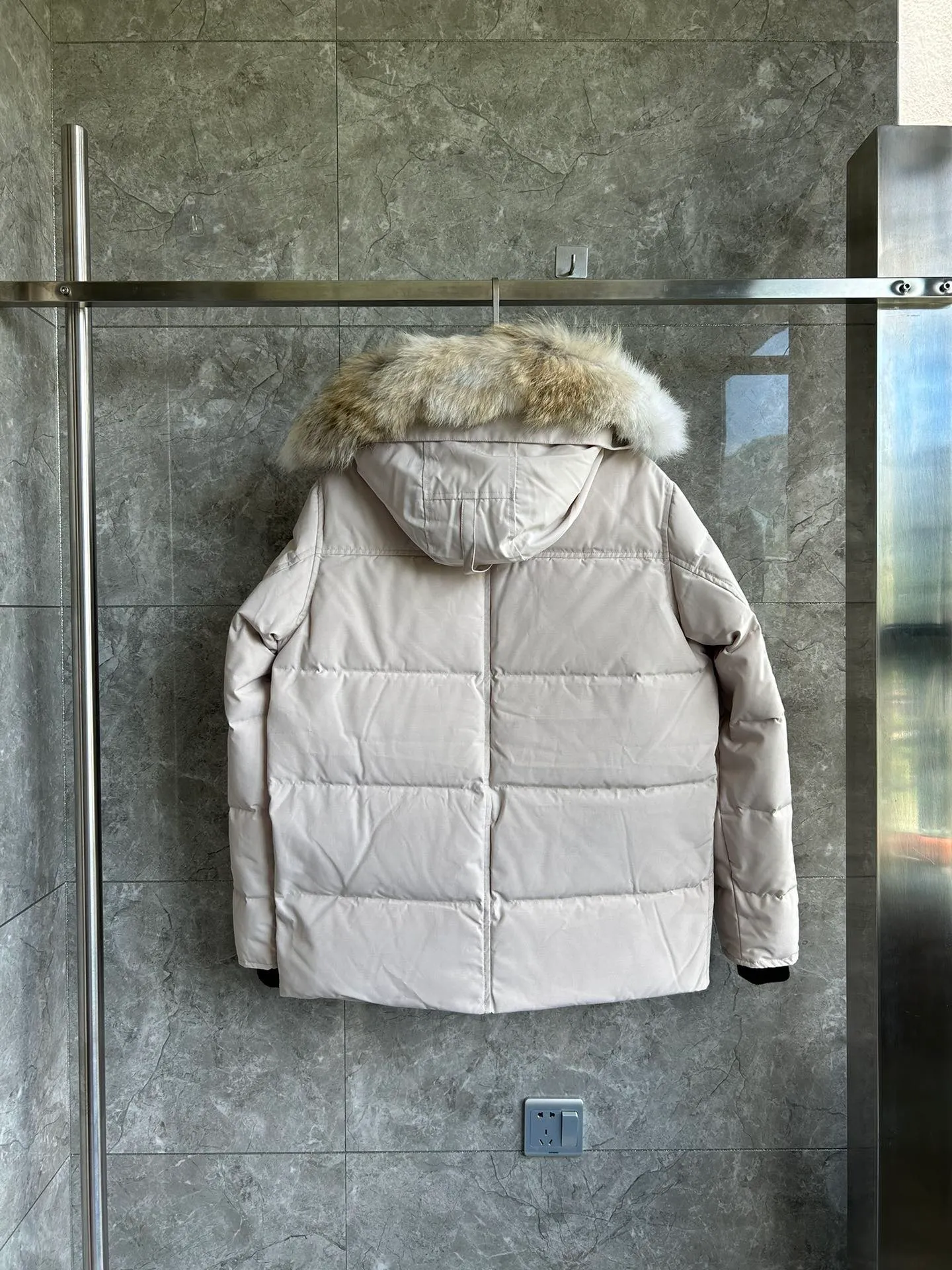 The P880 Wyndham Parker is available in 29 models for both men and women. Both the fur collar and the fur collar are detachable. My personal favorite is simple and elegant. It is clean and neat. It has been chosen by Arctic and Antarctic scientific expedition teams as winter wear. It is the Rolls-Royce of the world. ➖ Industry-leading anti-counterfeiting chip sensing. ➖ Imported Behringer embroidery machines and customized embroidery labels, the highest level and industry leading. ➖ Imported Korean 21-count polyester-cotton blended original fabric, TC85 waterproof coated fabric, water-repellent, windproof and wear-resistant. ➖ The new national standard 80 white duck down is filled with an average of 520 grams of down. The amount of down filled is industry-leading. ➖ 100% nylon lon lining with double double-layer sealing design to prevent velvet running, seamless thread design on cuffs! ➖ Western Canadian Green Wolf Collar. ➖ Yoshida YKK provides original factory-customized electroplated sliders. YKK two-way lockable zippers are tight and smooth and do not peel off paint. ➖ 3M composite Velcro is durable and the accessories and hardware are all custom-made. Note: Our copywriting is only simple and clear. Instead of bragging about the copywriting, it is better to compare and understand with samples. Only for the purest, most focused, most professional, highest quality, and highest sex! Color: off-white with red label. Size: Xs S M L XL XXL.